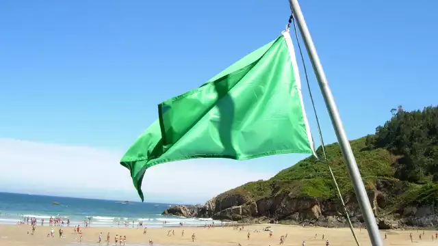 La bandera verde indica una playa segura