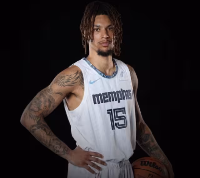 Clarke fue elegido en el puesto 21 del Draft de la NBA 2019.