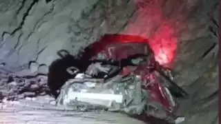 Así quedó el auto en donde viajaban cinco personas. Foto: Especial