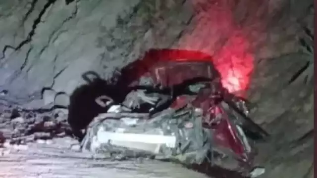 Así quedó el auto en donde viajaban cinco personas. Foto: Especial