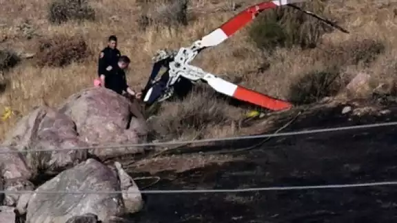 Mueren tres personas en choque de helicópteros en California