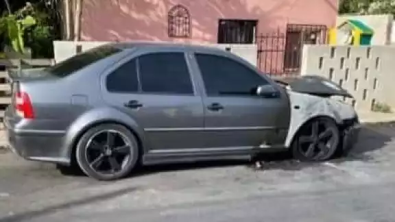El motor fue consumido por las llamas, resultando pérdida total El motor fue consumido por las llamas, resultando pérdida total