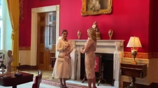 La escritora visitó la Casa Blanca donde platicó con la primera dama de Estados Unidos Jill Biden