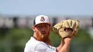 Darrell Thompson llega al buque pirata