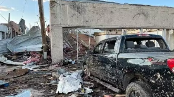 Tornado arrasa una localidad al norte de Texas y mata a 3 personas Tornado arrasa una localidad al norte de Texas y mata a 3 personas
