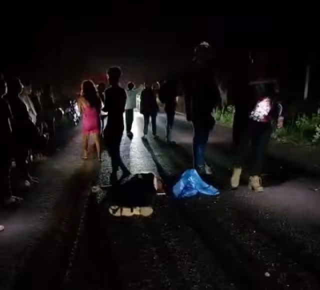 Los presentes resguardaron el cuerpo para que no hubiera más accidentes.