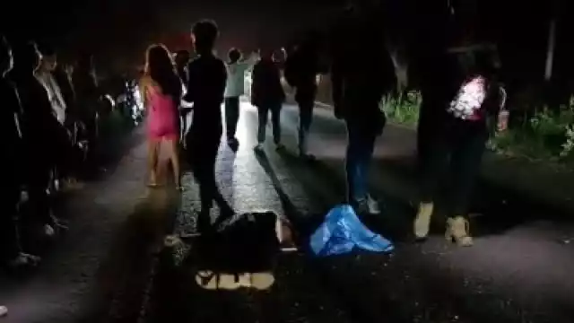 Los presentes resguardaron el cuerpo para que no hubiera más accidentes.