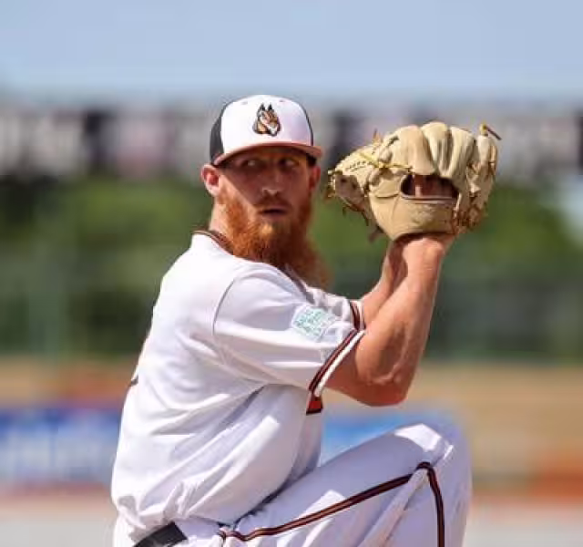 Darrell Thompson llega al buque pirata