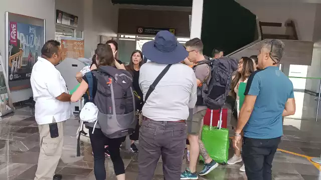 Turistas italianos llegaron a Campeche y se sorprendieron por las altas temperaturas de más de 32°C.