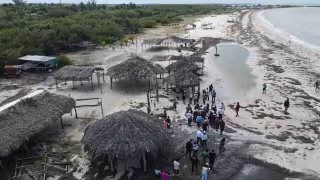 Celestún presenta graves daños en la zona costera