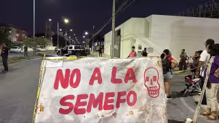 Ayer, un grupo de habitantes bloqueó el cruce de las avenidas Politécnico y México, lo que trastocó el tráfico. Autoridades instalaron mesas de diálogo