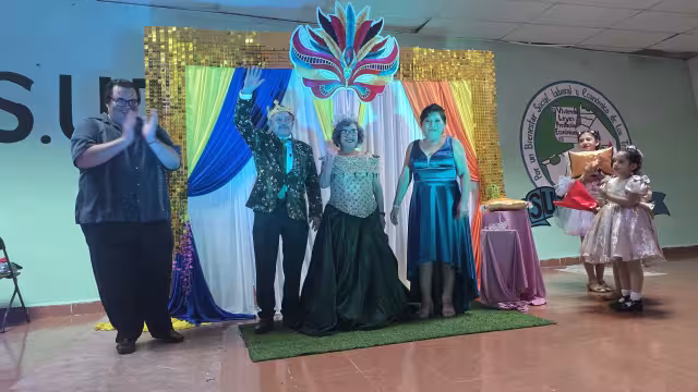 Coronación en “El Guateque”: nuevos reyes del Carnaval brillan en noche de tradición y fiesta