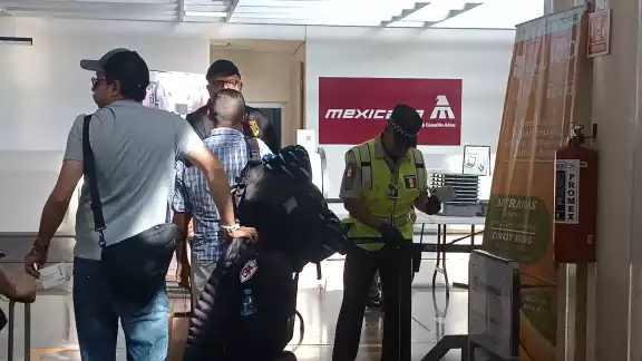 Los trabajadores de la empresa recomendaron que mejor compren los boletos en la ventanilla del aeropuerto para más seguridad o al call center a nivel nacional