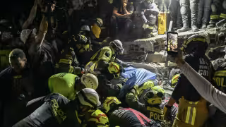 Socorristas buscan a sobrevivientes de terremoto que deja 241 muertos en Colombia