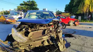 Encontronazo entre vehículos en la Supermanzana 201 de Cancún deja una mujer lesionada