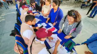 Arranca la entrega de becas Rita Cetina en Campeche con 600 tarjetas para estudiantes