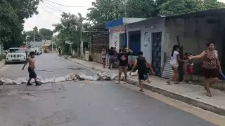 Cierran calles por falta de energía eléctrica en Minas, Campeche   