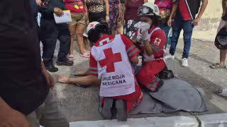 Joven se desvanece en la vía pública y moviliza a cuerpos de emergencia en Ciudad del Carmen