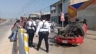 Campeche: Jóvenes borrachos vuelcan su vehículo en la Avenida Gobernadores 