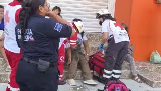 Derrapa motociclista por pavimento mojado en la colonia Morelos
