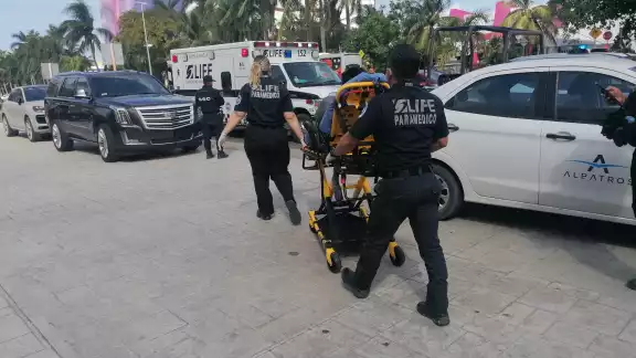 Un hombre de aproximadamente 30 años tropezó y sufrió una fuerte contusión en la cabeza