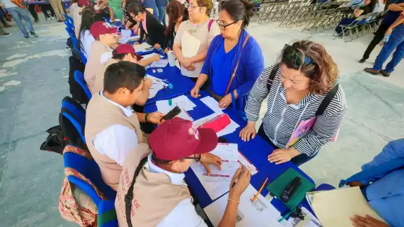 Las becas se distribuyen en varios municipios, incluyendo Carmen, y beneficiarán a casi 42,000 estudiantes en 352 escuelas públicas
