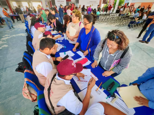 Las becas se distribuyen en varios municipios, incluyendo Carmen, y beneficiarán a casi 42,000 estudiantes en 352 escuelas públicas