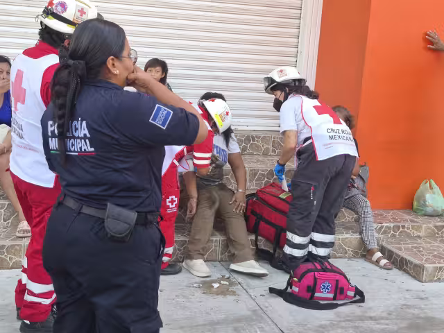Paramédicos de la Cruz Roja Mexicana brindaron atención a una joven motociclista que derrapó sobre el pavimento mojado en la avenida Periférica Norte
