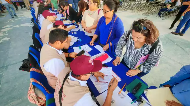 Las becas se distribuyen en varios municipios, incluyendo Carmen, y beneficiarán a casi 42,000 estudiantes en 352 escuelas públicas