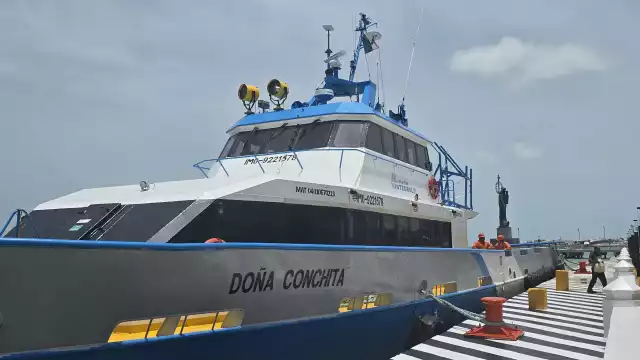 La embarcación “Doña Conchita” es acondicionada para el tradicional paseo por mar de la Virgen del Carmen en Ciudad del Carmen.