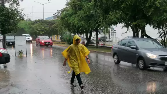 Pese al pronostico de leves lluvias, se pide a la población cancunense el salir protegidos por los chubascos