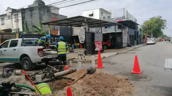 Los baches fueron causados por fugas de agua, deteriorando las calles cada vez más al no ser atendidas de forma inmediata Los baches fueron causados por fugas de agua, deteriorando las calles cada vez más al no ser atendidas de forma inmediata