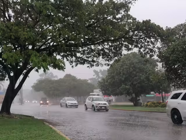 Al salir se recomienda tomar precauciones para evitar accidentes durante la presencia de lluvia