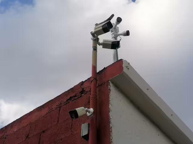 Los personas invierten en sus hogares importantes sumas de dinero para la colocación de alambrados, puertas metálicas y circuitos cerrados de vigilancia