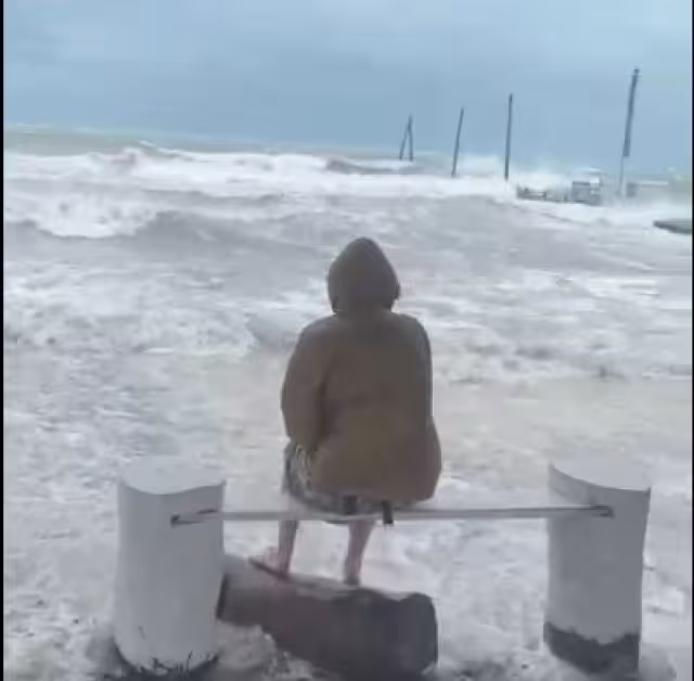 En redes sociales, usuarios han compartido videos en donde se aprecia la intensidad de la marea