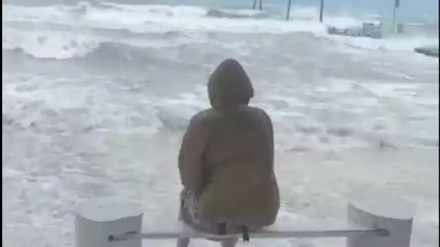 En redes sociales, usuarios han compartido videos en donde se aprecia la intensidad de la marea