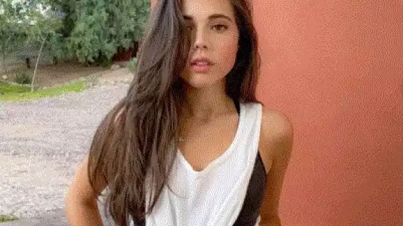 Aneliz de 23 años de edad y a pesar de mantener su privacidad, también ha probado suerte en la industria del entretenimiento