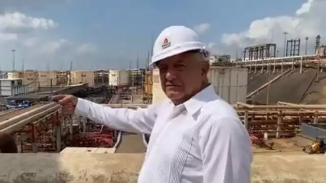 AMLO, en su vista a la refinería de Minatitlán