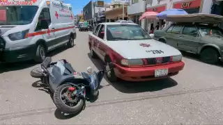 Percance en el primer cuadro de Campeche involucra motoneta y taxi