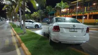Conductor ebrio provoca accidente en el malecón de Playa Norte.