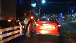 Choque entre camión del ejército y particular.