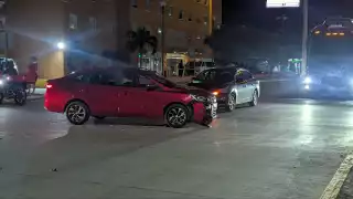 Impacto entre Versa y Chevrolet deja severos daños y bloqueo vial en Campeche