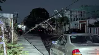 Cae poste en mal estado y bloquea calle