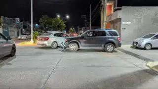 Camioneta invade cruce y provoca fuerte choque en colonia Justo Sierra