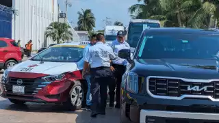 Accidente entre un taxi y una camioneta de lujo genera caos en la avenida Periférica Norte.