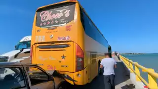 Autobús sin frenos provoca carambola en el puente Zacatal; no hubo lesionados