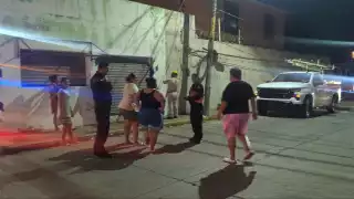 Vecinos exigen solución inmediata a cortocircuito en poste de Benito Juárez