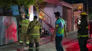 Los bomberos respondieron al llamado de emergencia y revisaron el origen de las chispas.