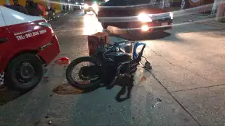 Colisión entre moto y taxi en Emiliano Zapata termina sin lesionados
