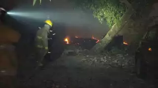 Vecinos alertan sobre incendio; resultó ser fuego fuera de control en lote baldío